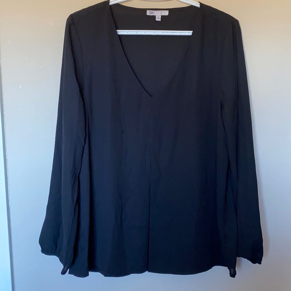 ✨Flowy black blouse.